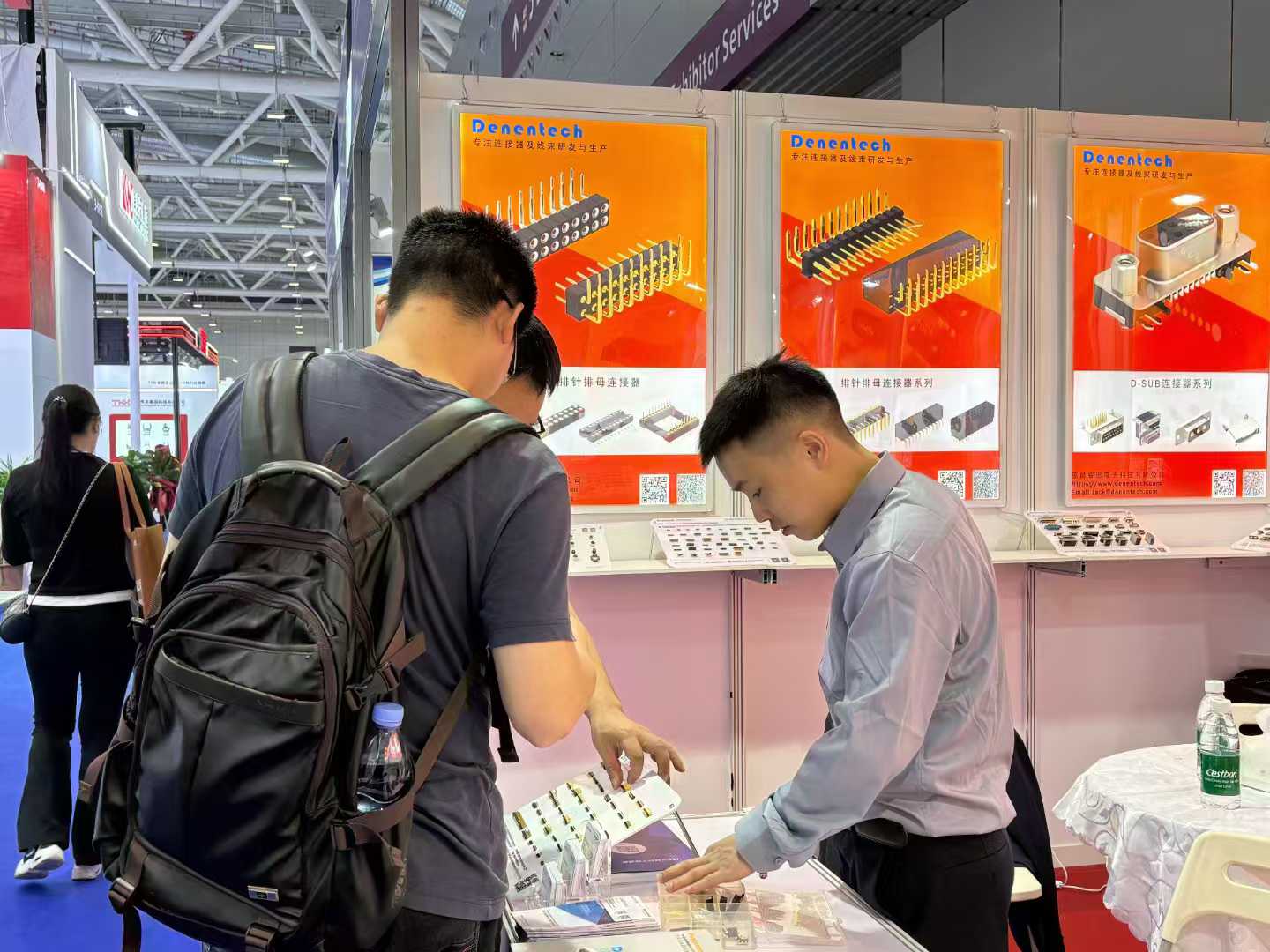 德能电子新型排针连接器产品展示
