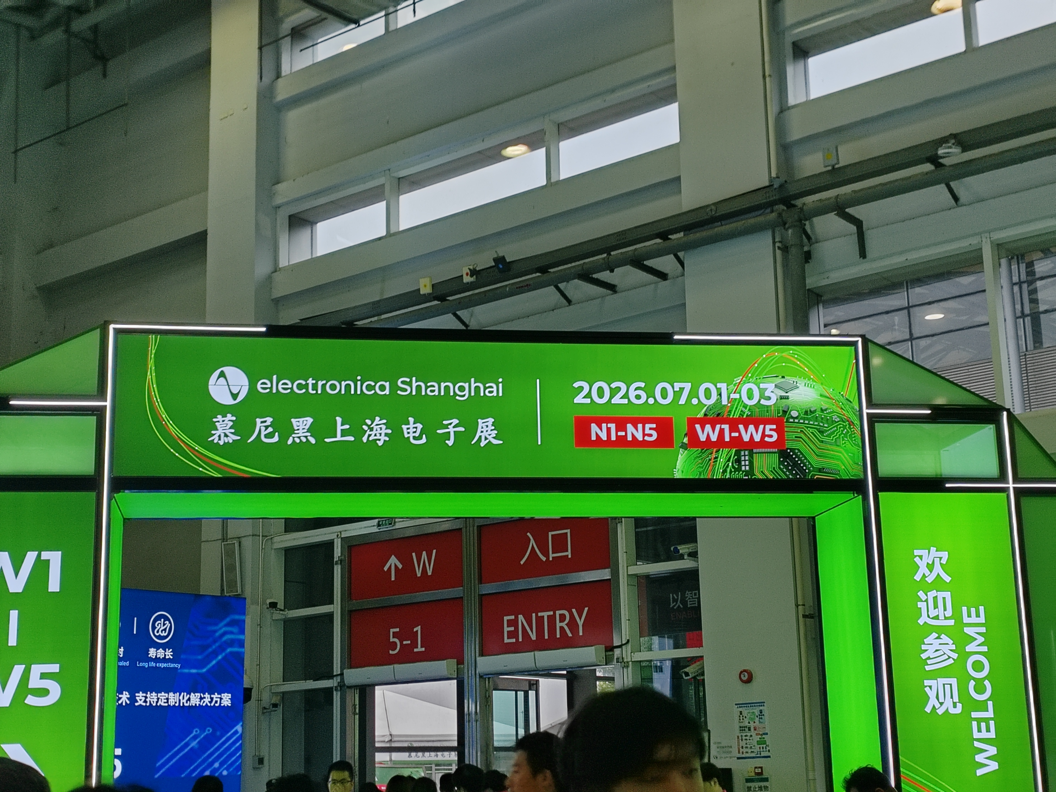 Denentech德能电子工程师团队在W4.712展位合影