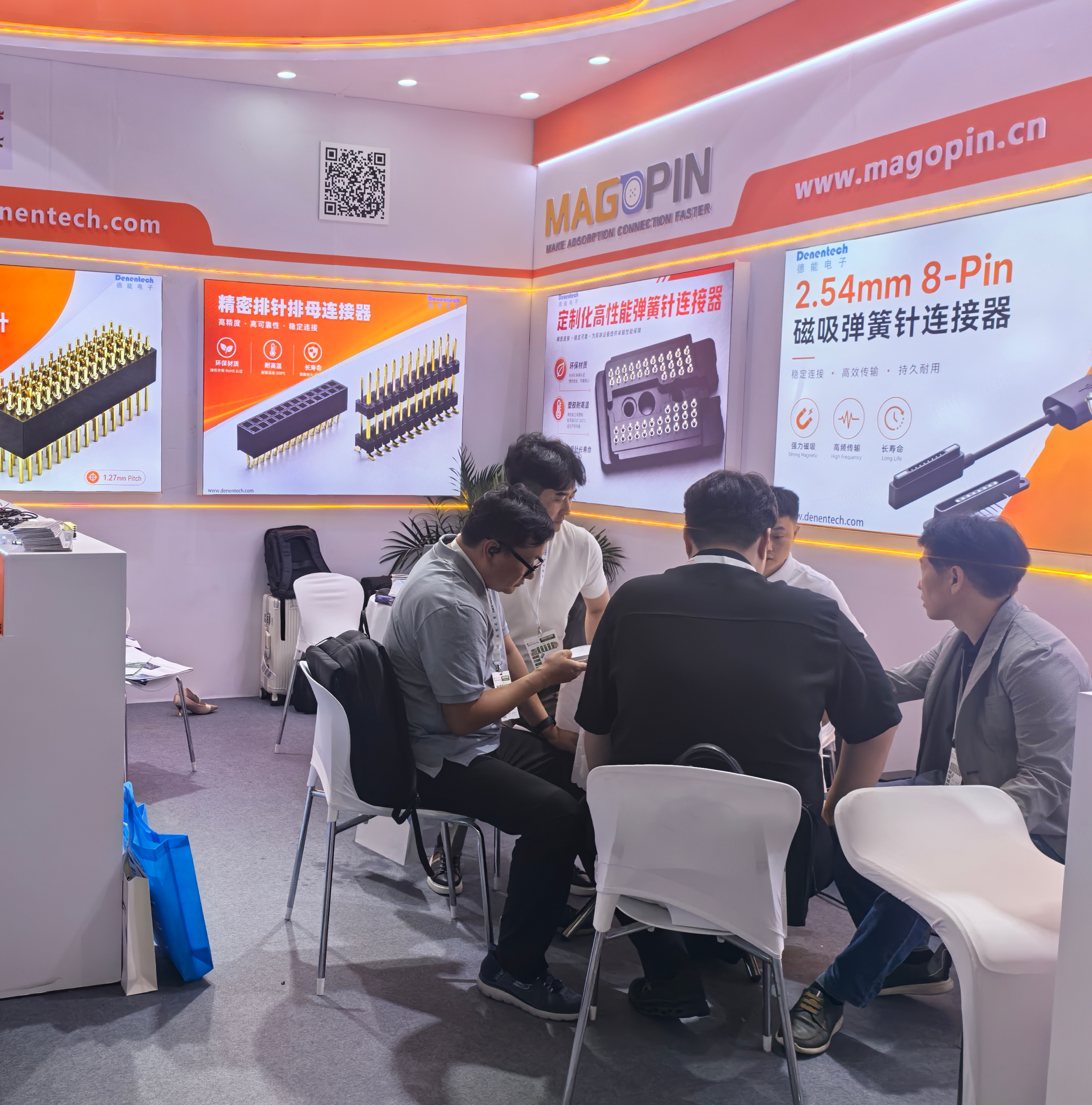 海外客户团队在Denentech W4.712展位进行连接器选型评估